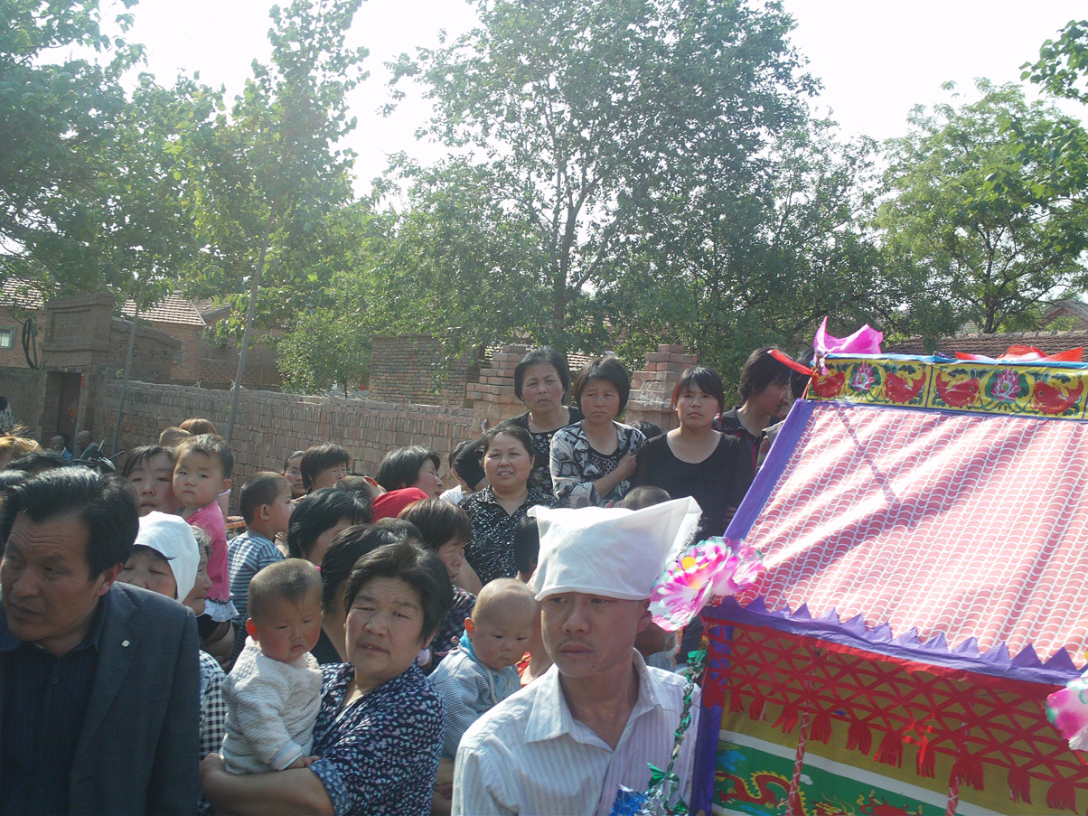 能够站人的地方都是我们家的人