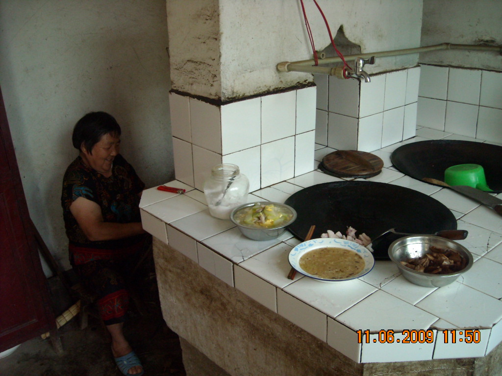 汪帮霞妈妈正在烧饭