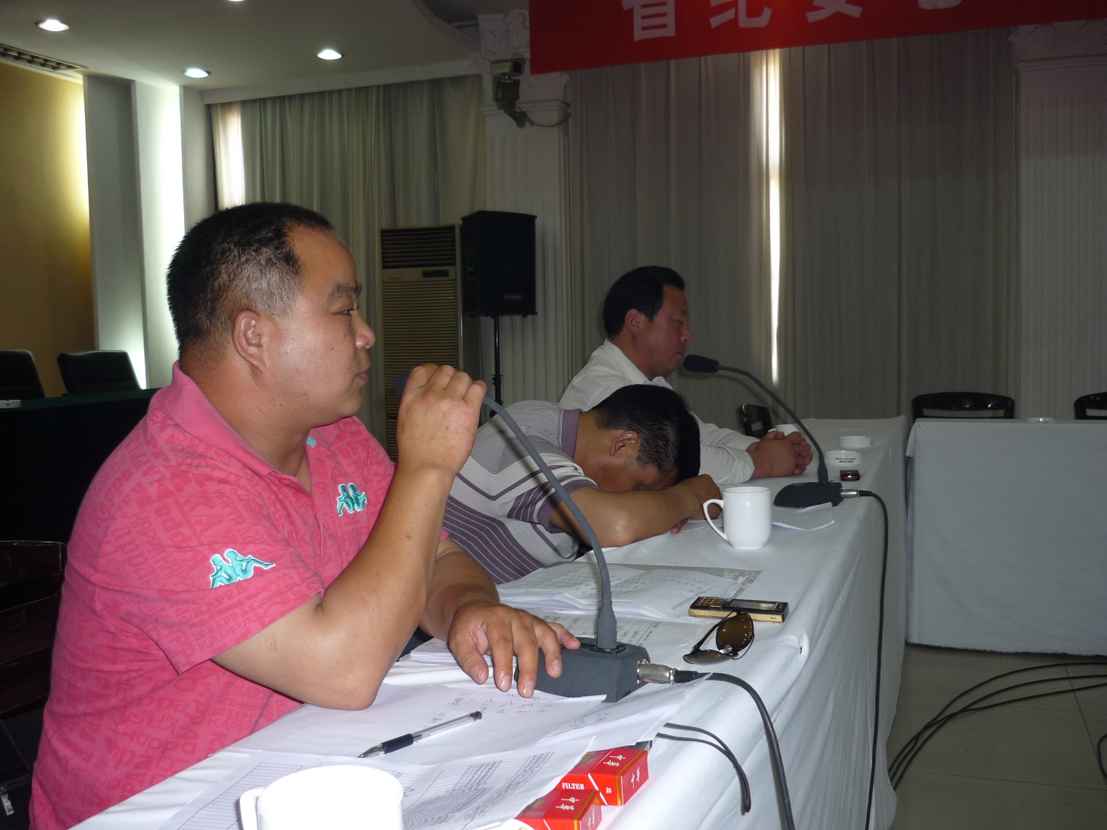 下午会议继续进行；嘉宾接待组组长汪承忠发言讲话