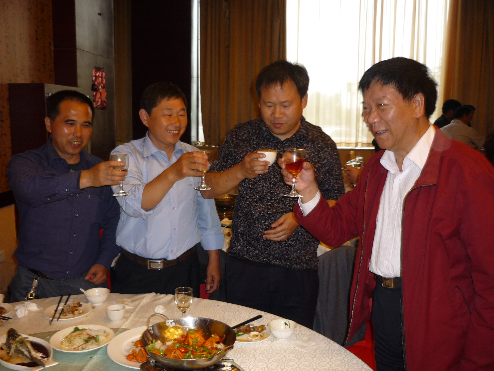 承兴会长与湖北罗田本家干杯