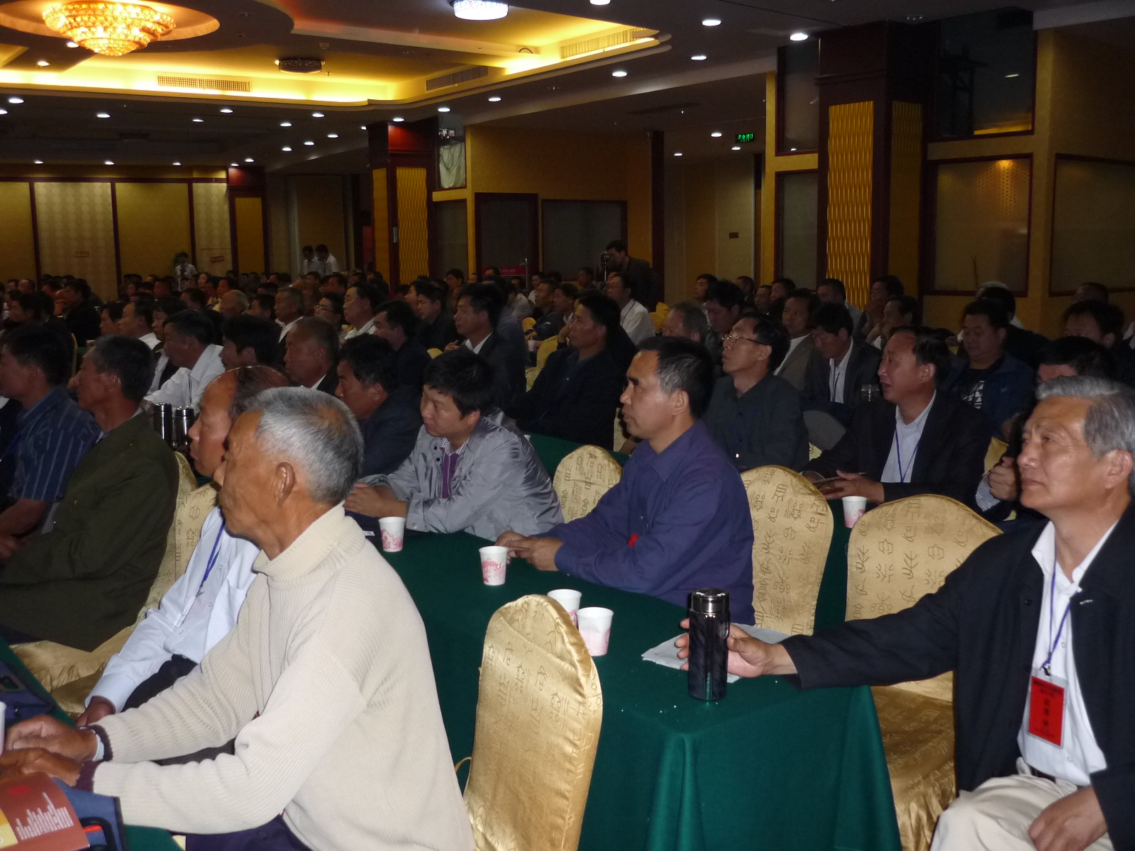 湖北汪家国等本家们全神贯注吟听大会发言