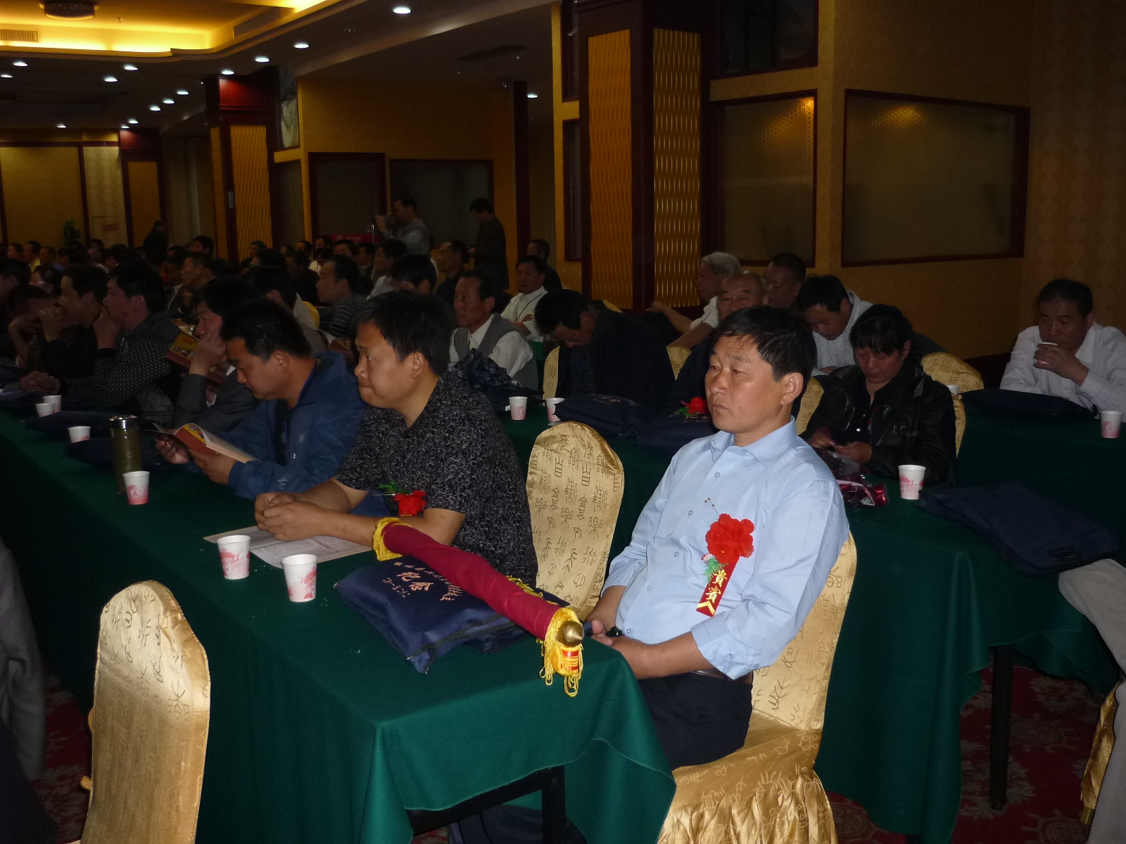 六安手纹堂将要上台赠送锦旗