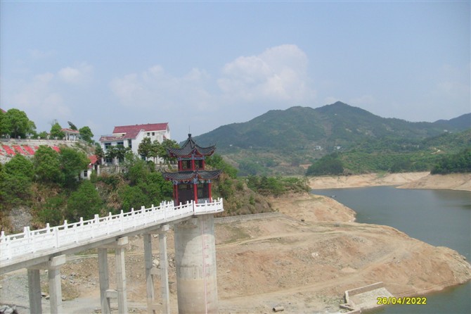 接近干涸的凤凰关水库