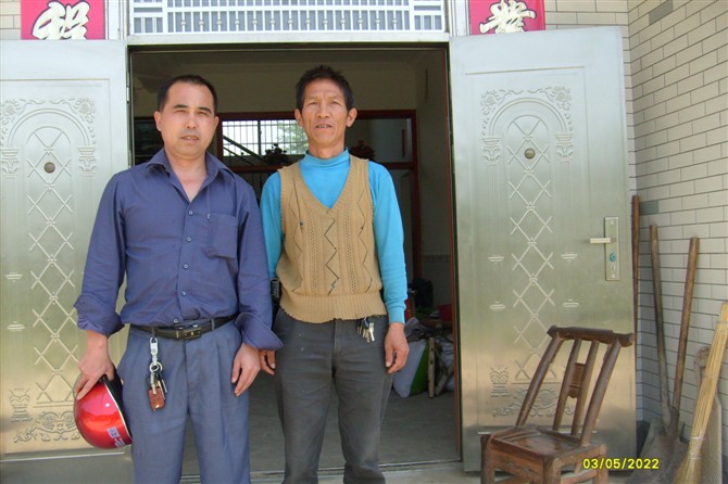 在李蟒岩村与文胜公后裔合影