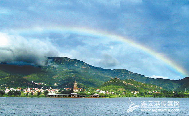 从大圣湖上看千年宝塔