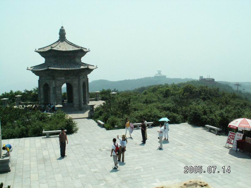 玉女峰。站在亭子里看日出是很不错的哦