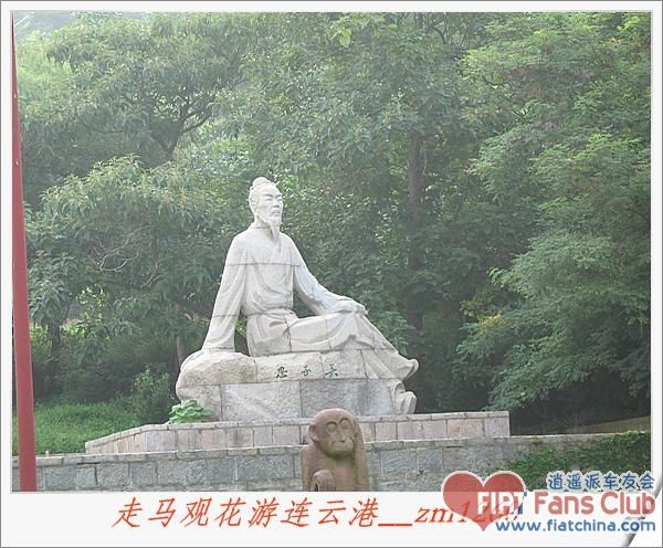 进了山门就可以看到，吴承恩雕塑