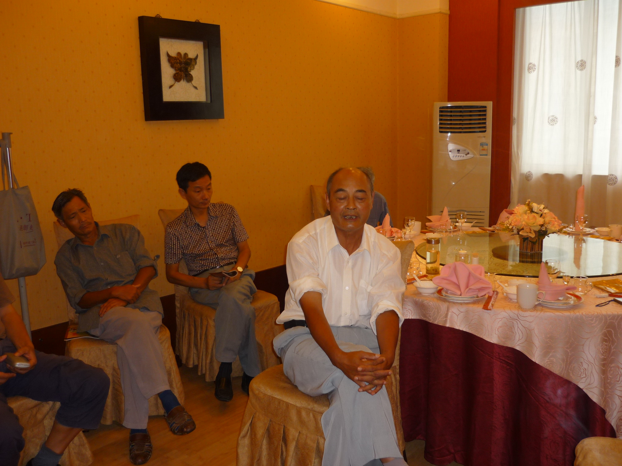 怀宁理事会长汪俊炳介绍了04年叙修家谱乃2010年建宗祠一些情况