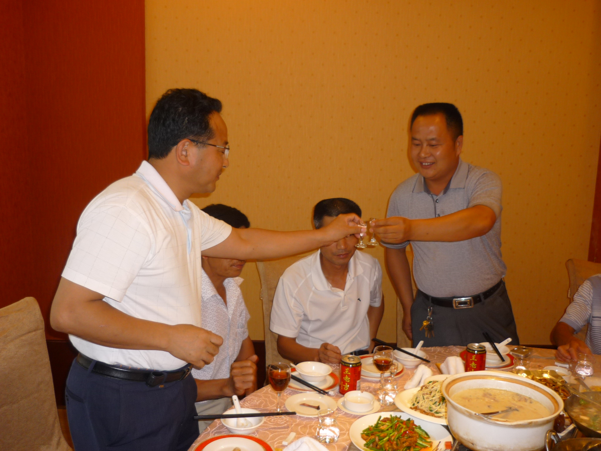 桐城兴吾与金寨秀国共饮一杯