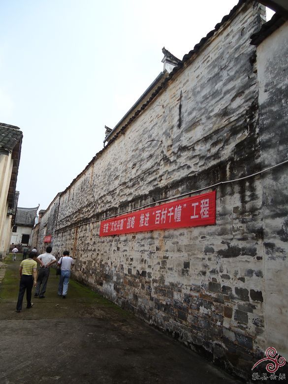 祠堂一则的高耸老墙，饱经沧桑，气势依旧恢宏。