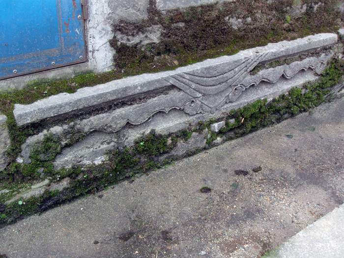 祠堂的主殿早拆了做粮库，祠堂的古石雕和黟县青石做了粮库的地基。