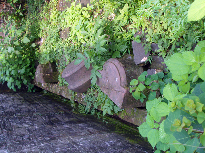 后厅早已不知何年倒败，厅柱不见，石墩还在。