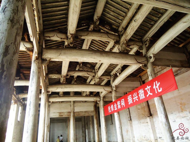 抢修横幅高挂在大厅中央，让人看到了希望。