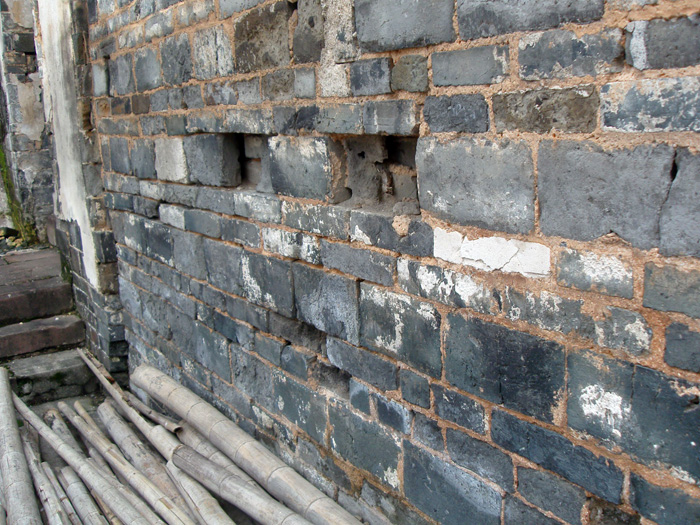 破损的墙体，其中一处。