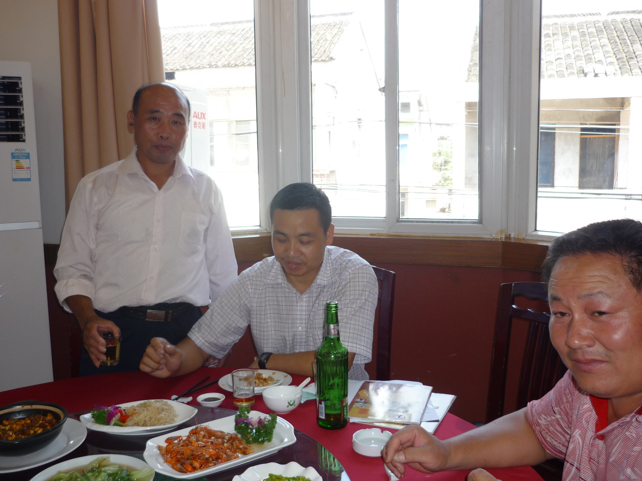 送两本[天下汪氏]介绍了正在筹集资金,修中华汪氏通宗世谱];汪总要捐一些启动资金