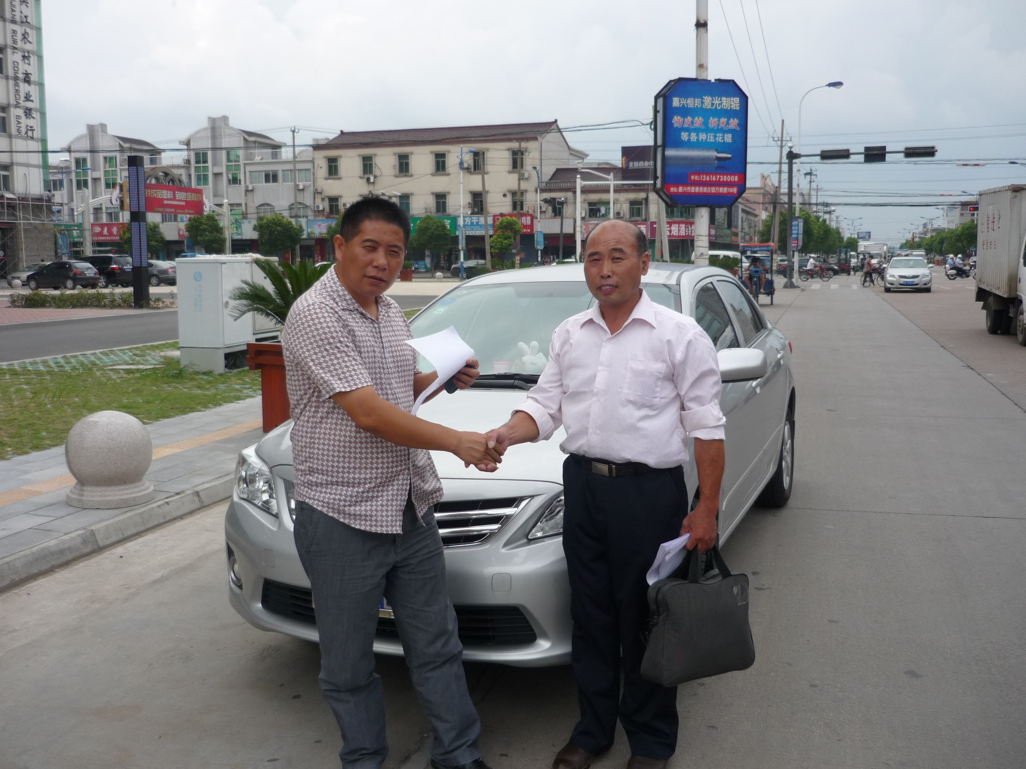 金寨开区樊家彪与病人哥哥汪宜周合影留念---爱必捐资五佰元,第一个外姓人氏