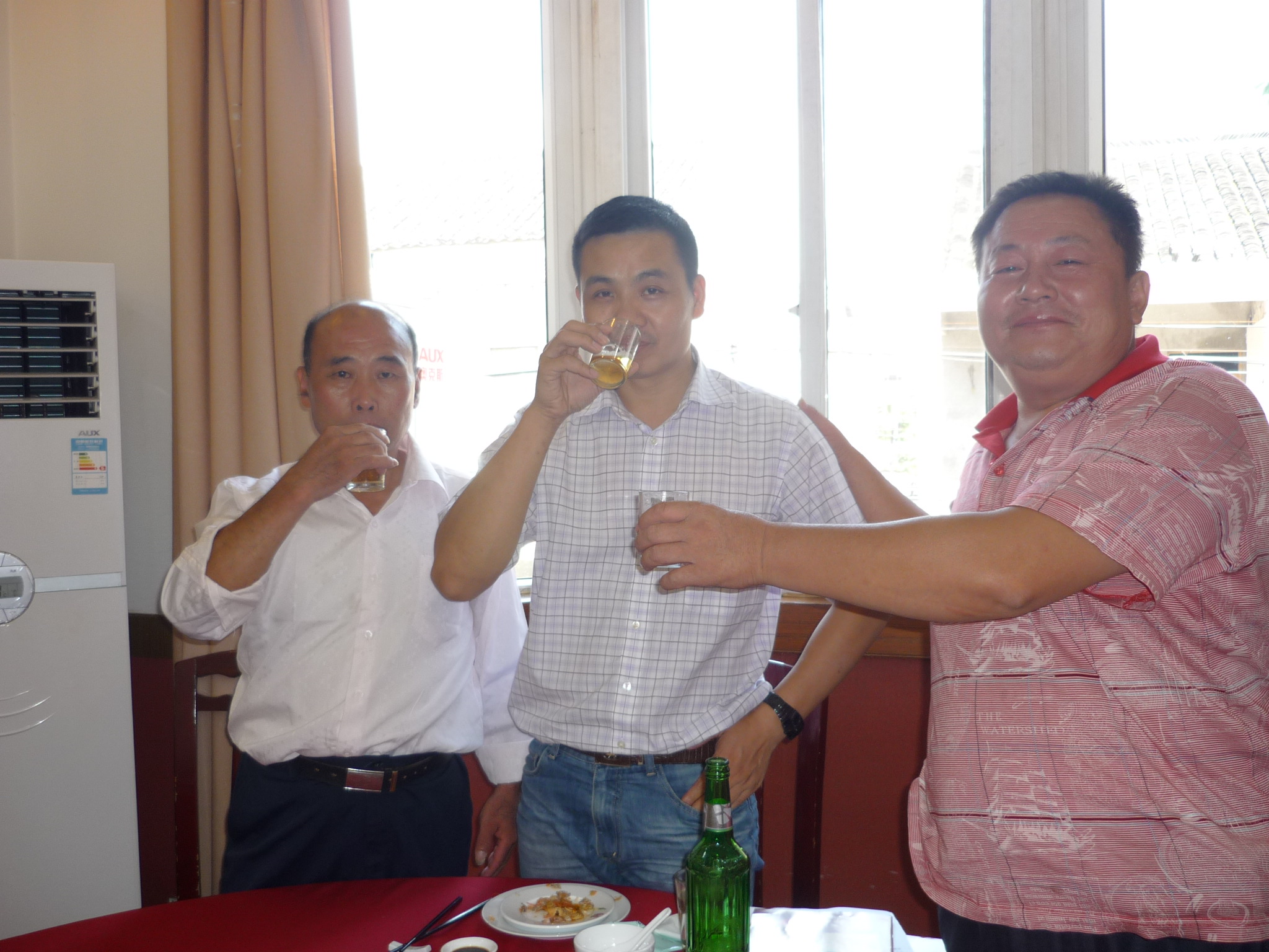 中午益华[93世爽公汪应辰裔孙]盛情招待我们