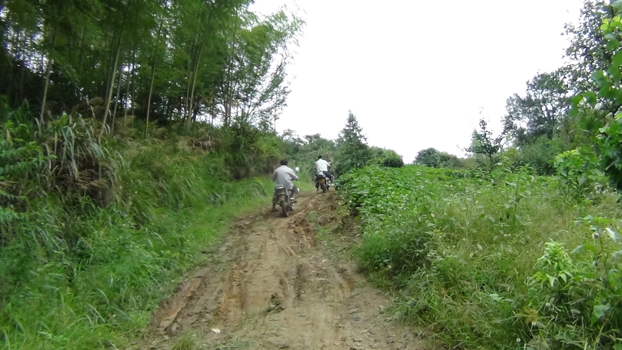 改乘摩托车我也要去看孩子、老人