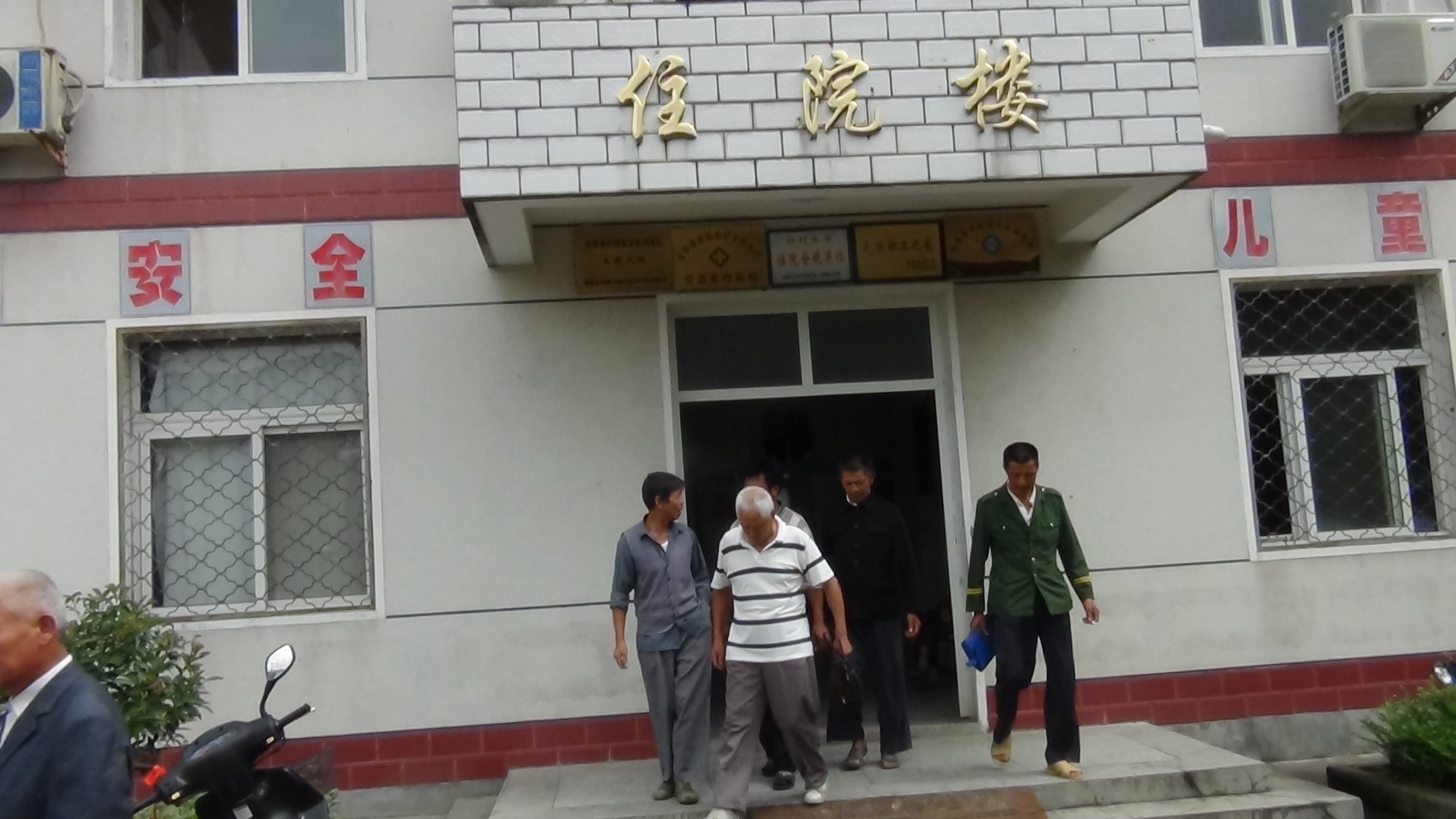 太年轻那大家心情十分沉重下了楼