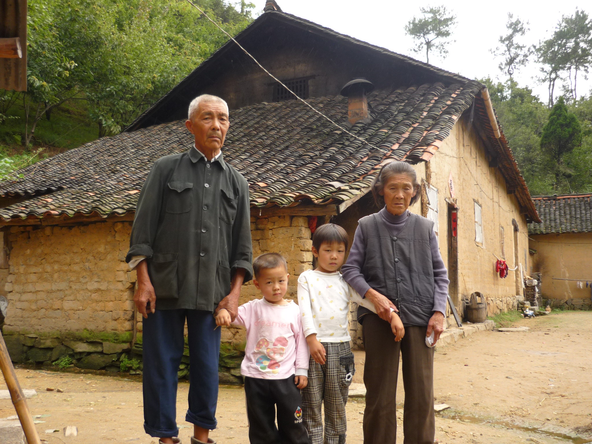 后面两间小屋就祖孙三代居地方