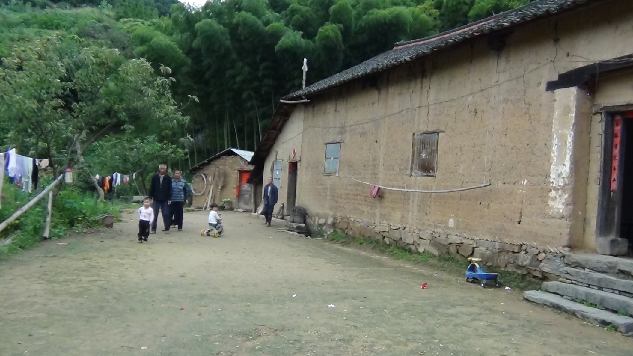 两个孩全然不知爸爸什么时候回来