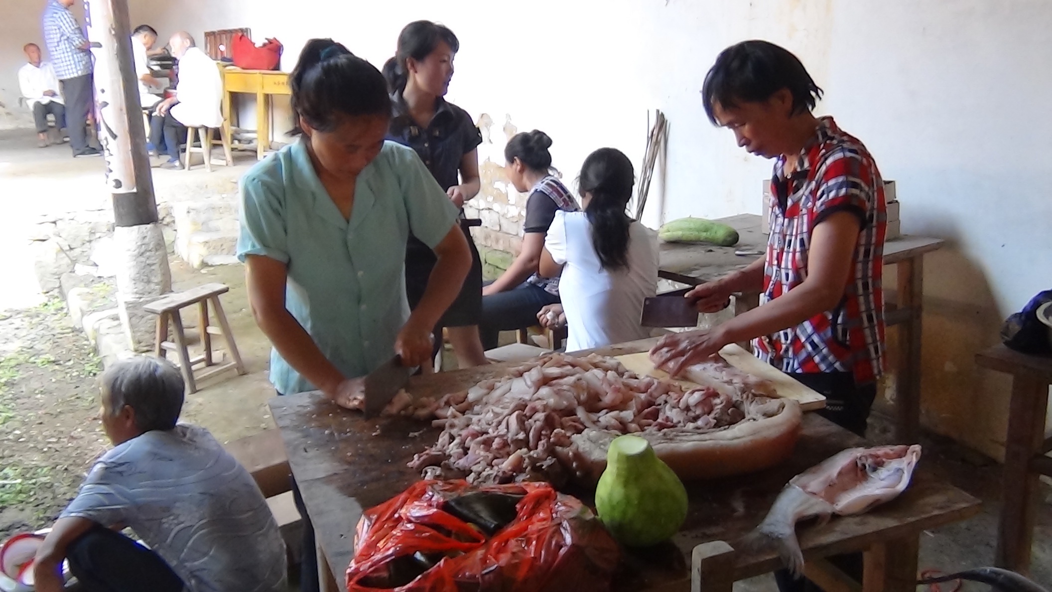 汪家媳妇们正在忙切菜
