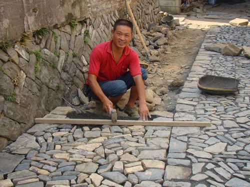 修补青石路的师傅