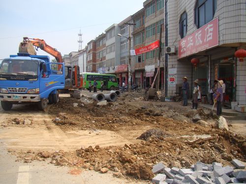 工人们在抓紧赶工