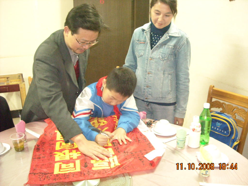 叔叔一家三人在[千里走单奇骑]锦族签名留念!