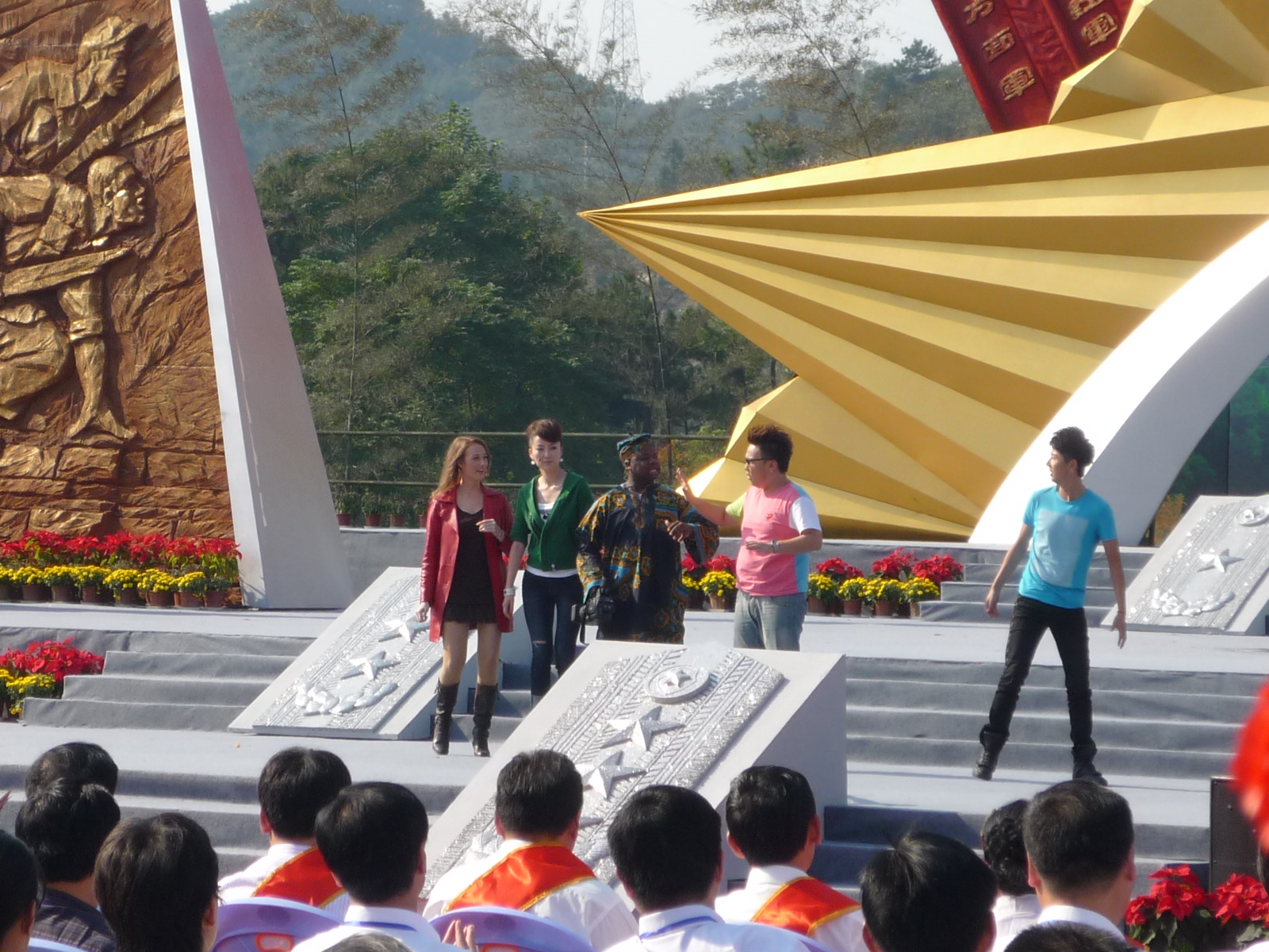 三个导游戏老外夸金寨美