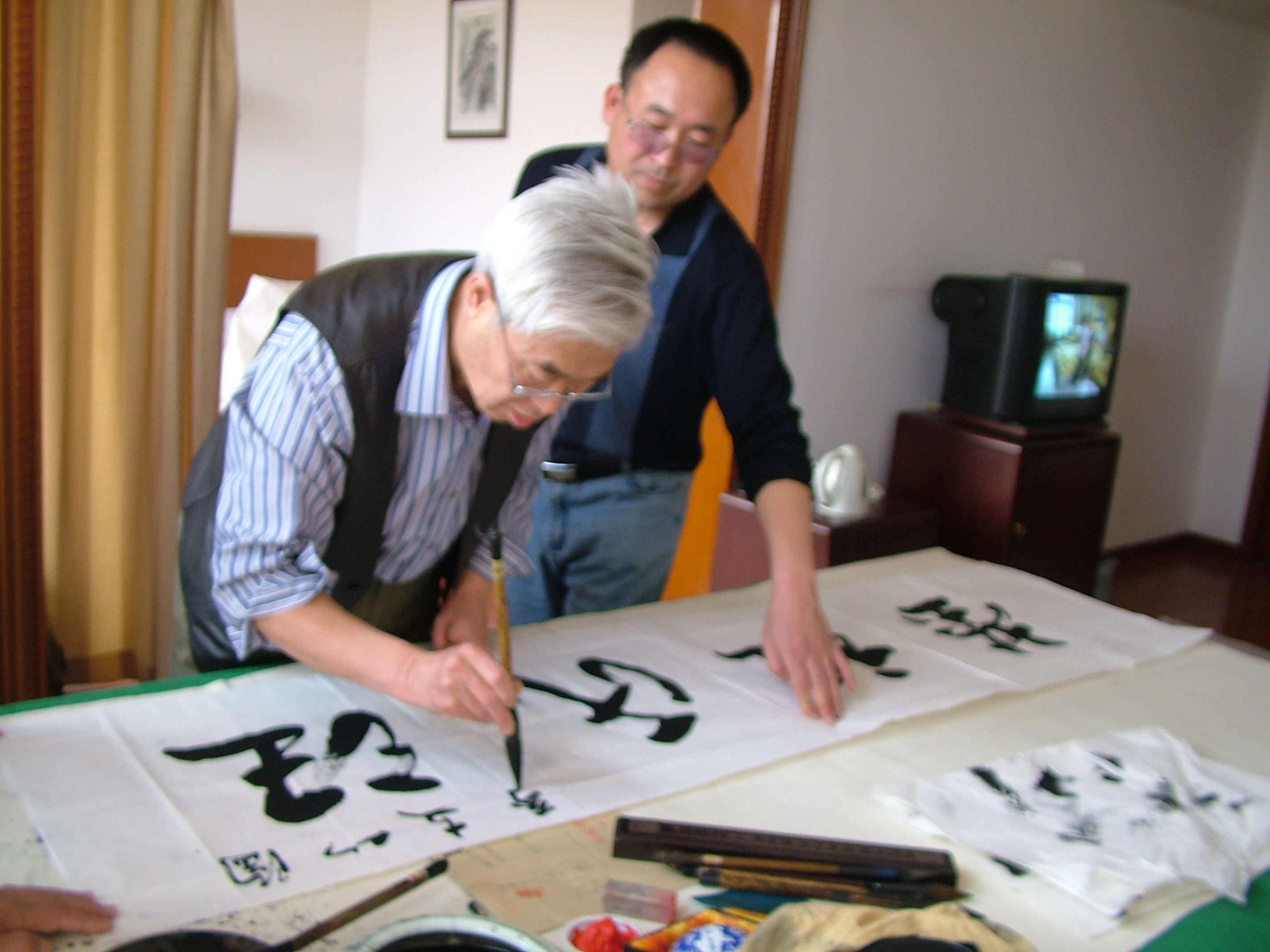 国美术家协会老书记雷正民先生为汪氏纪念馆题 写《汪氏祖莹》横幅。后边是 汪亦强先生。