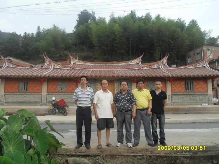 从左到右：汪济圣、汪双英、汪承忠、汪宽、汪建江在美新宗祠合影留念