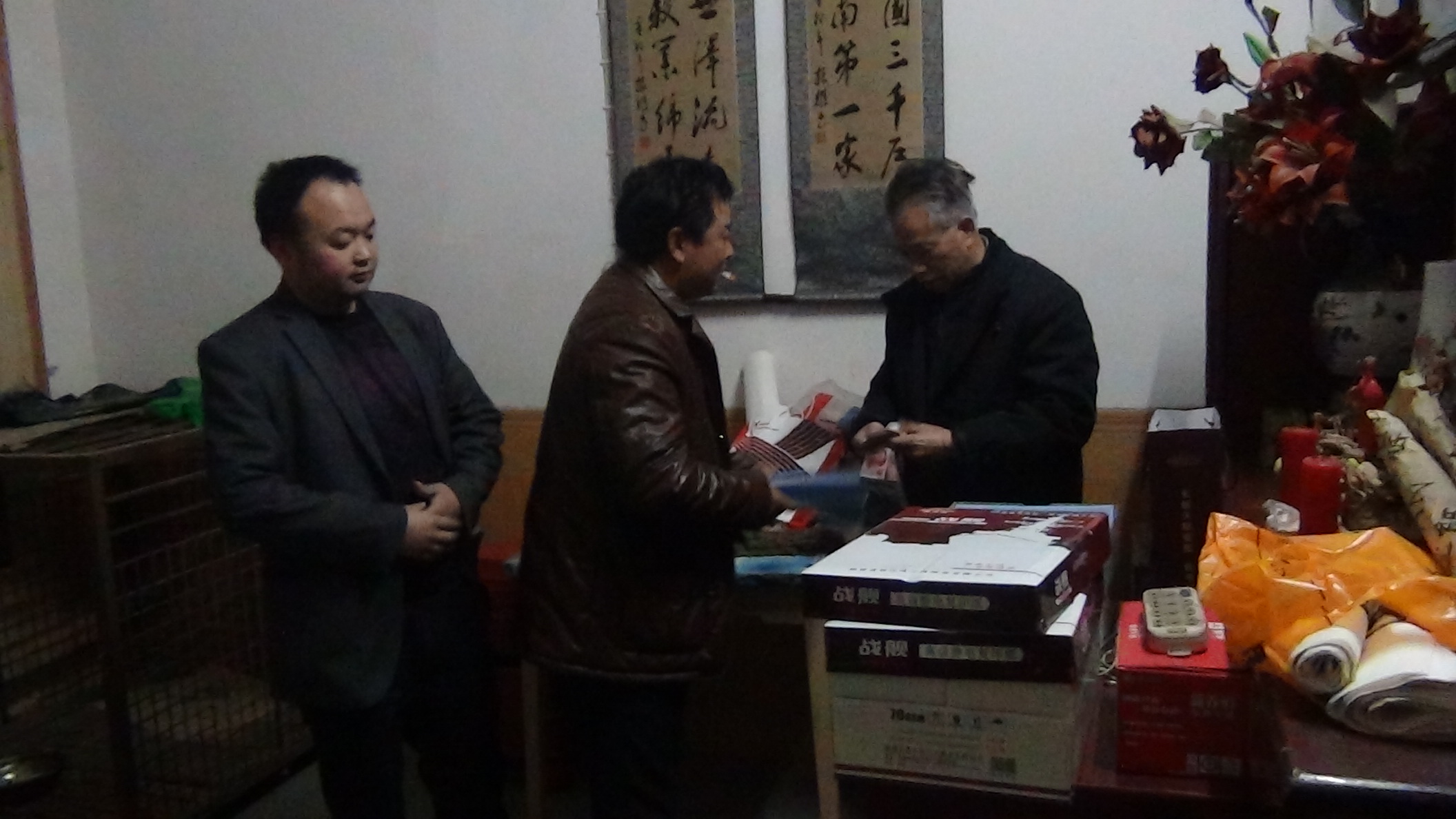 上午7点钟振亮老先生把汪氏通宗世谱交接给汪显海会长手里