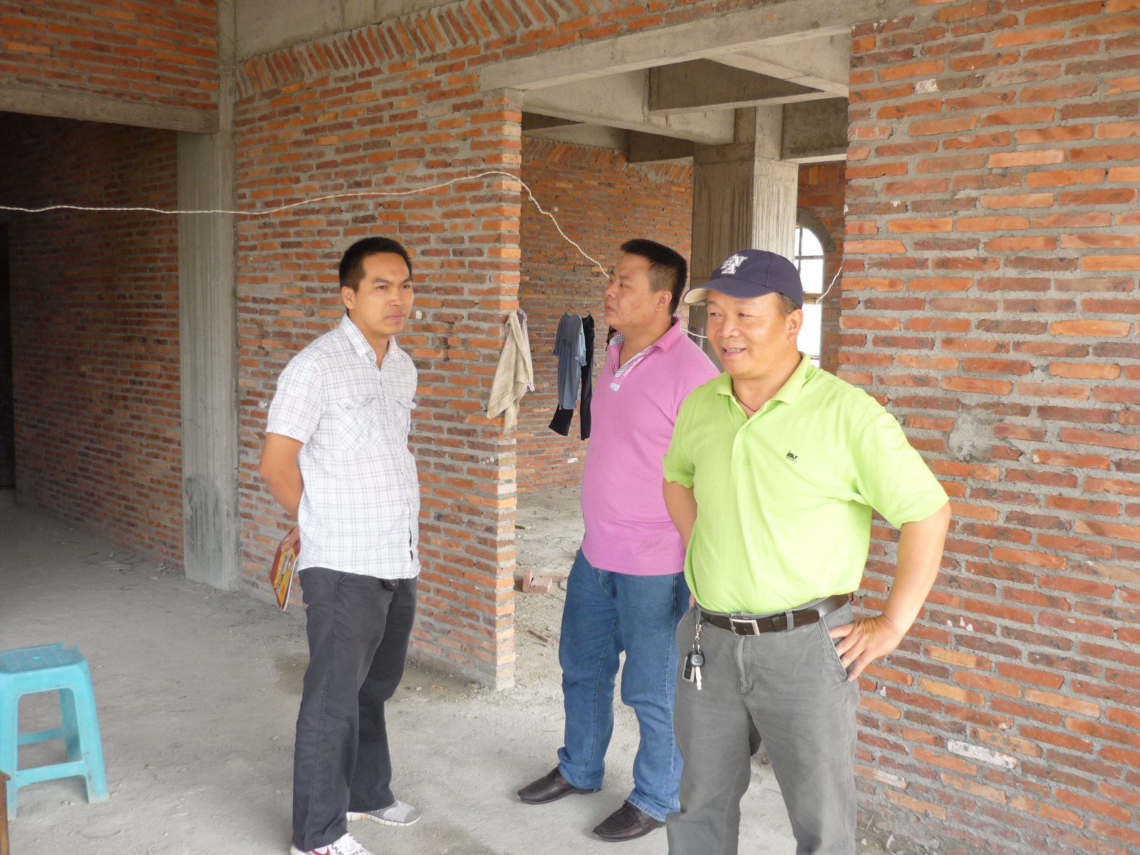 在二楼村长介绍综合楼合理布局