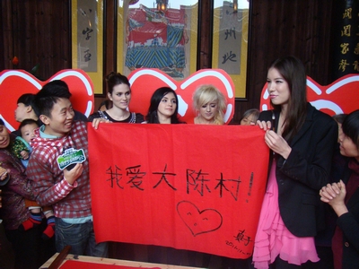 外国美女现场书写“我爱大陈村”