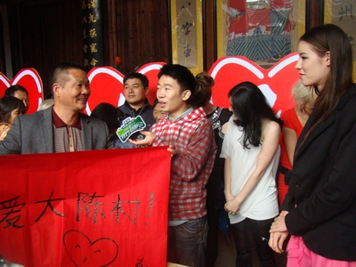 汪书记接受礼物