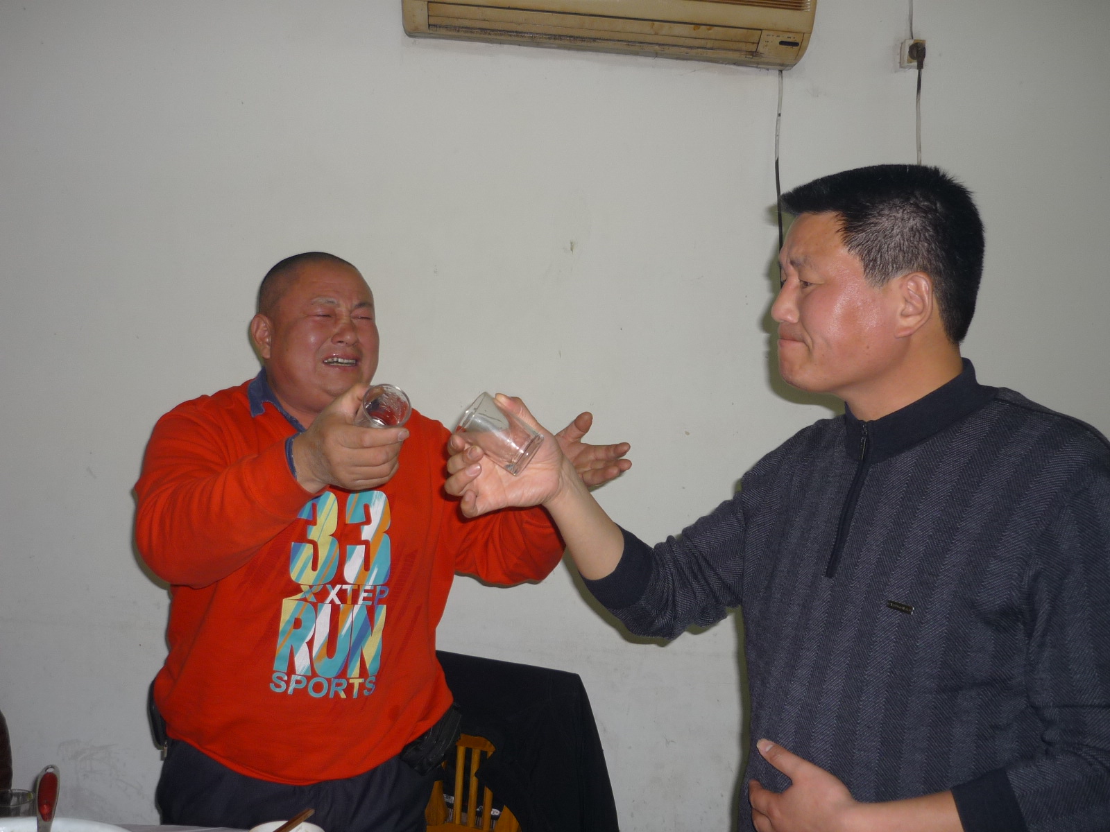 博物馆馆长汪人家广为我北上饯行干一杯