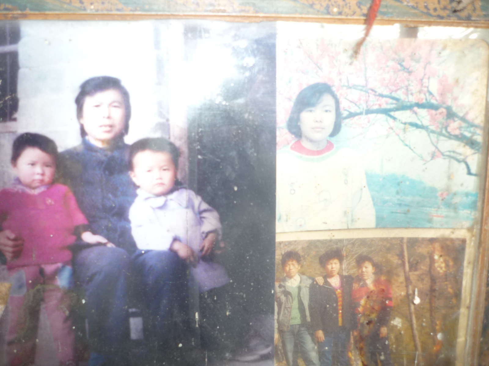 金龙夫人和两个孙子老照片，他的儿早早离去，媳夫改嫁，爷孙三人相依渡日。