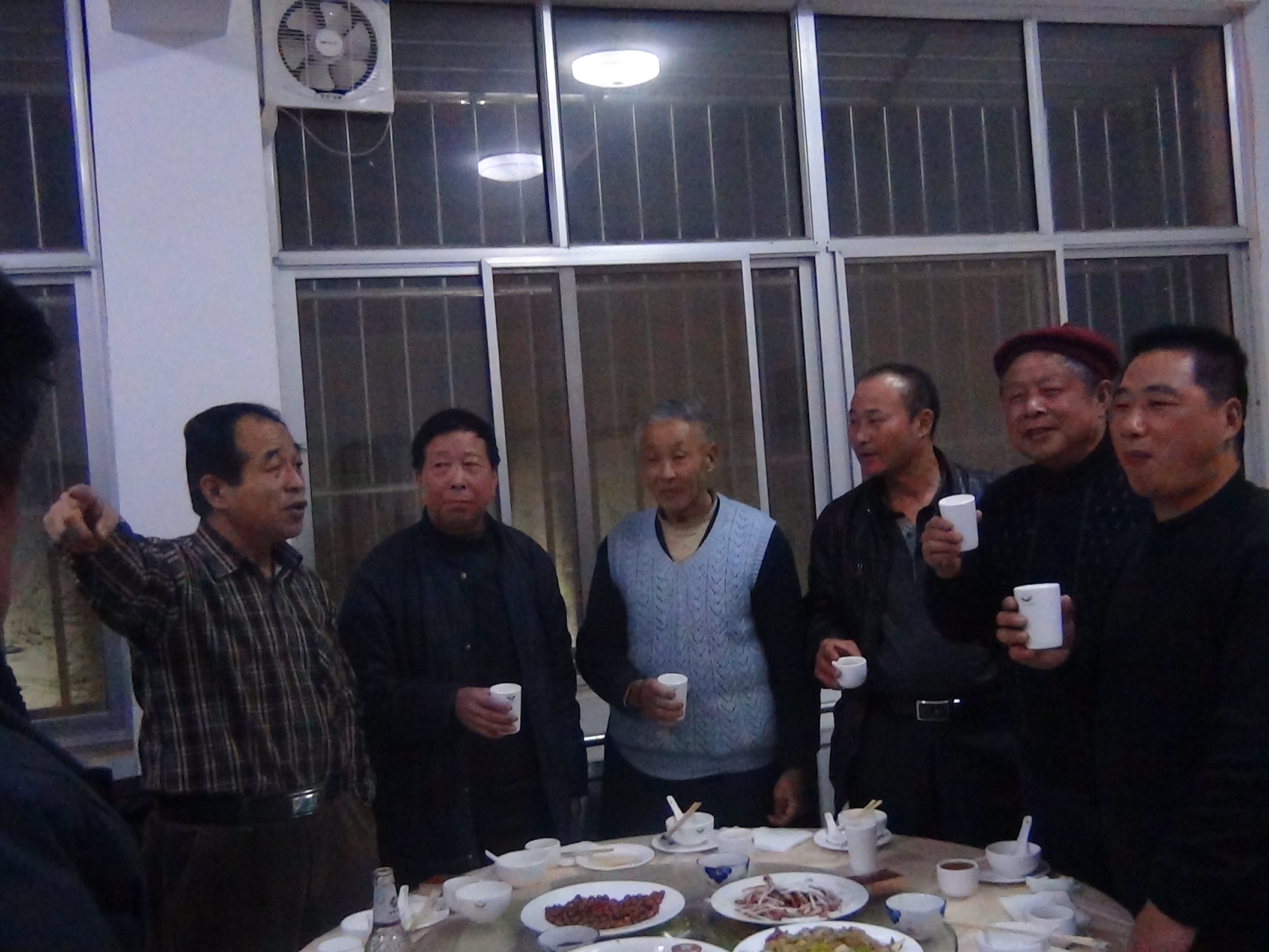 汪达成会长给客人介绍来敬酒的宗亲