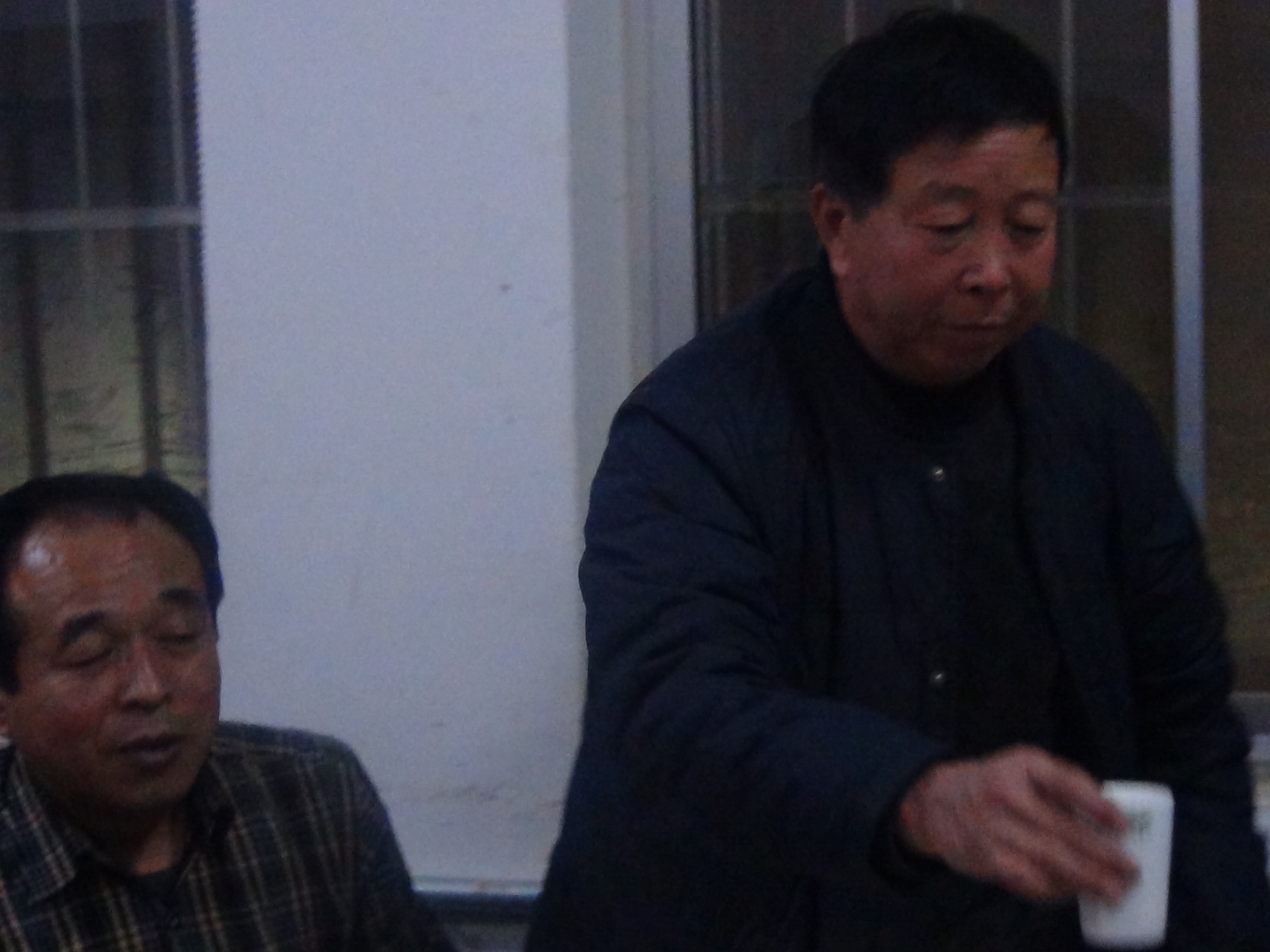 汪汝业会长给贵客敬酒