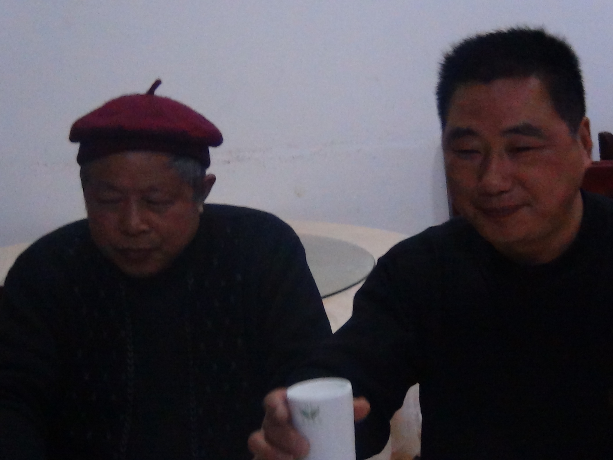 和江苏盐城宗亲理事会的 汪明才会长碰杯