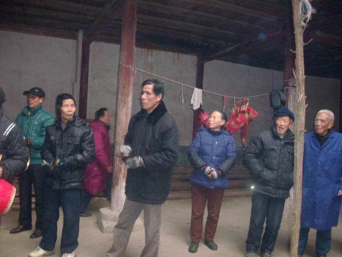 祠堂里的众族亲