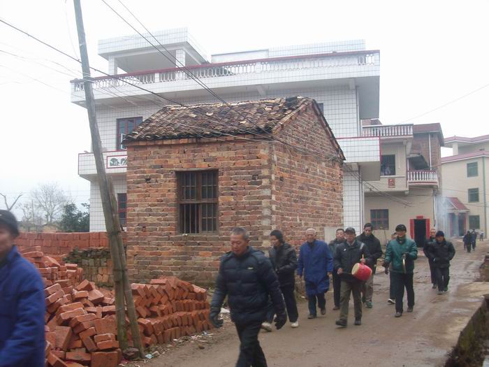 走在前面的这个是回德叔