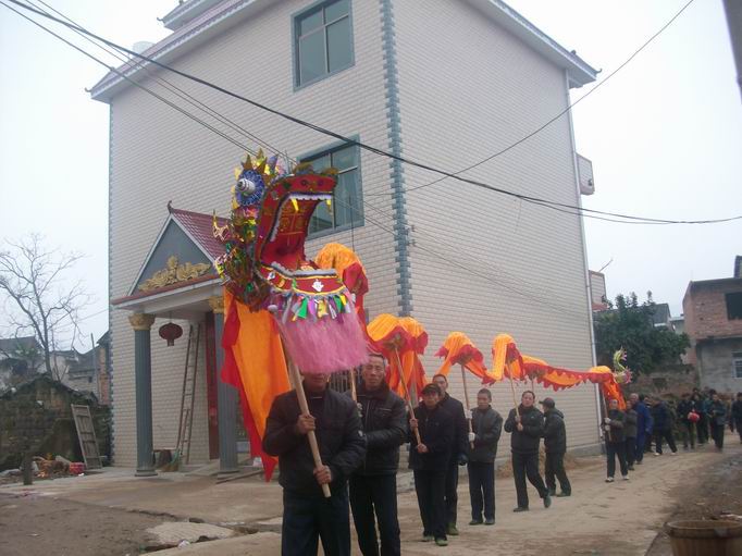 龙灯经过瑞万爷爷家门前