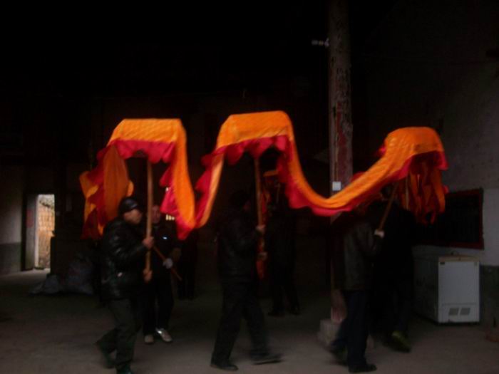 在祠中围着柱子转圈，也是一种礼仪