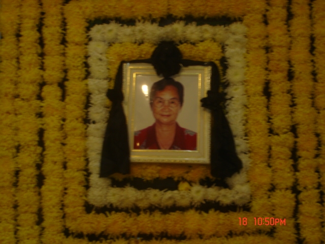 陈淑操老师悬挂于灵堂的遗像