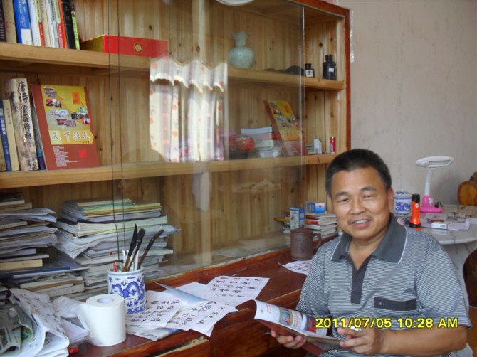 乐平书法协会,作家协会会员汪日海一见<天下汪氏>便忘情地看起来,