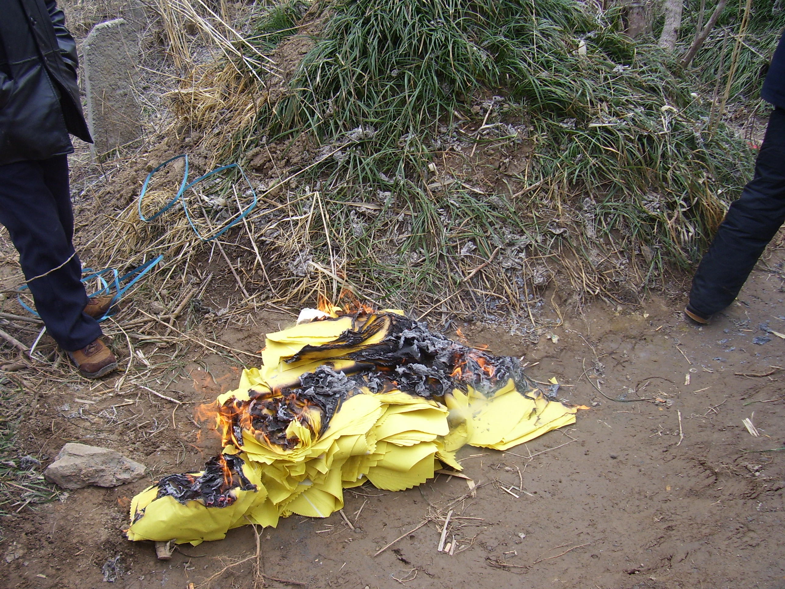 建公后裔93世孙90岁中余伯伯和88岁玉成伯伯他们在86世宏先公的墓前&nbsp;&nbsp;&nbsp;&nb