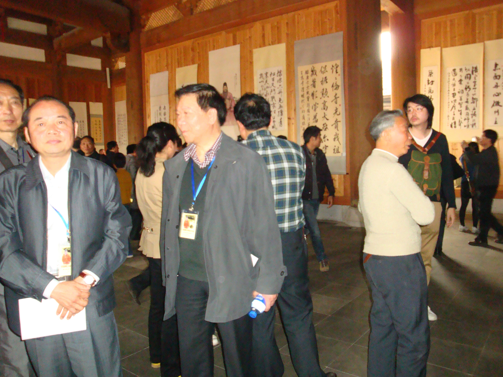 代表在展厅参观