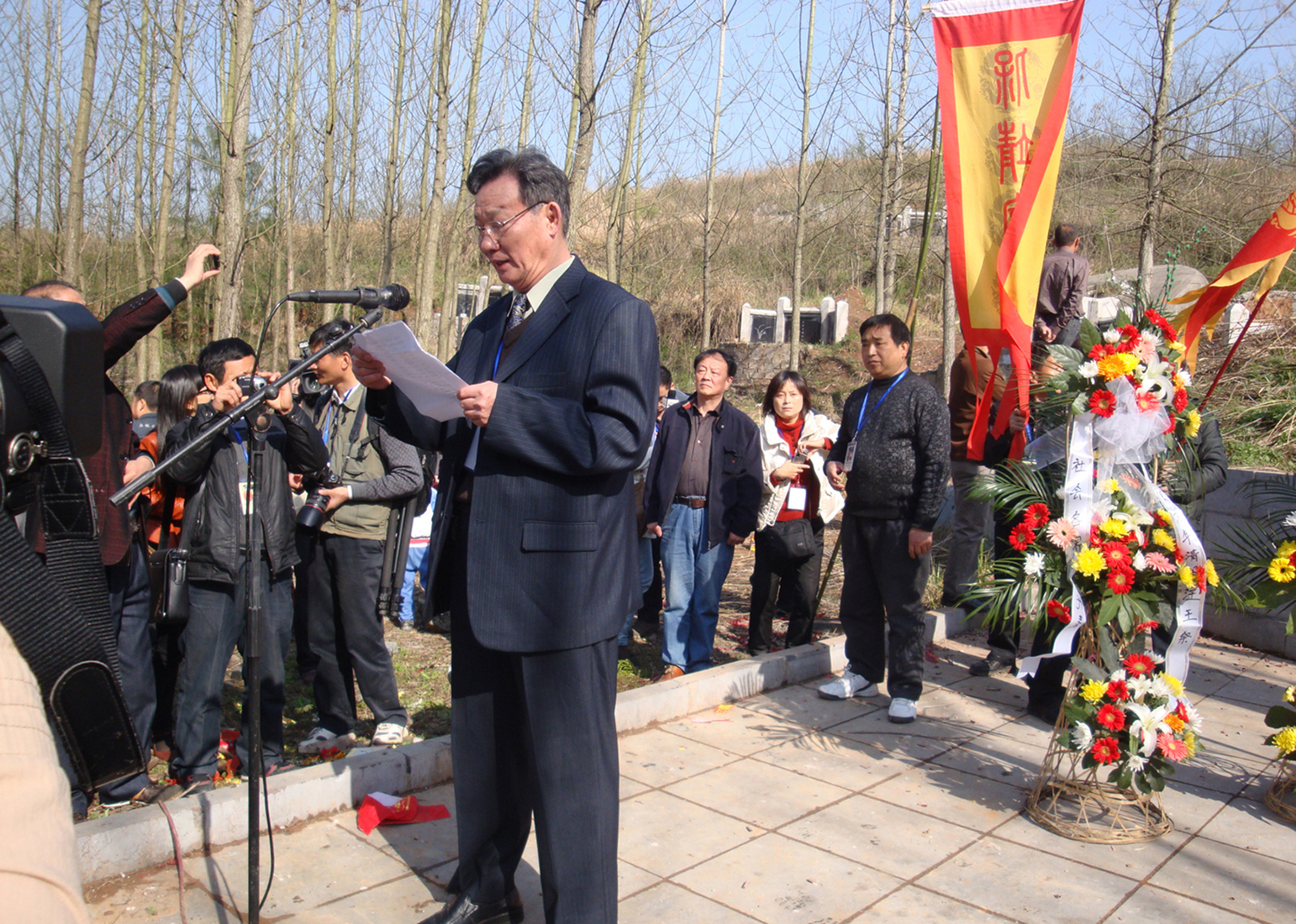 名誉会长汪江淮将军拜读祭文